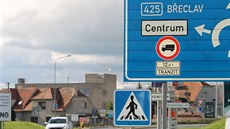 Na trase B�eclav - Rajhrad p�ibývá zna�ek zakazující vjezd kamion�m do m�st a...