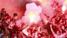 Píznivci Slavie s pyrotechnikou pi derby.