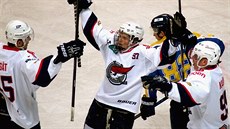 Chomutov�tí hokejisté se radují z gólu do sít� Ústí nad Labem. Zleva Martin...