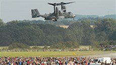 Americký konvertoplán Osprey odlétá ze Dn NATO v Ostrav