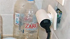 Tetí den vypadla ze zdi zásuvka, take nela lednice a sporák, spadly jistie....