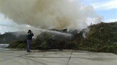 V Dražkovicích u Pardubic hořela hromada ořezaných dřevin.
