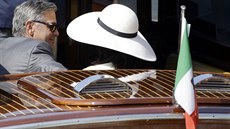 Clooney a jeho ena se po Benátkách pohybovali v lodi nazvané Amore.