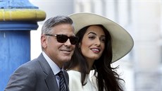 George Clooney a Amal Alamuddinová pi píchodu na radnici v Benátkách, kde...