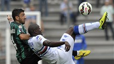 Francesco Magnanelli (vlevo) ze Sassuola brání, Stefano Okaka ze Sampdorie