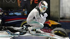 VÍTZNÉ SPOJENÍ. Lewis Hamilton a jeho mercedes po triumfu ve Velké cen