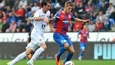 Marek �ichor (vlevo) z Ostravy napadá Patrika Hro�ovského z Plzn�. 