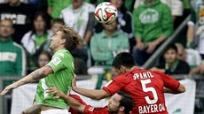 Nicklas Bendtner z Wolfsburgu (vlevo) pehlavikoval Emira Spahie a Gonzala