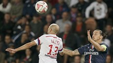 Zlatan Ibrahimovic z Paris St. Germain (vpravo) v hlavikovém souboji s