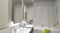 Komfort koupelny zvyují vyhívaná podlaha z litého teraca, naklápcí zrcadla,...