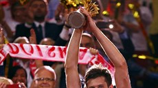 Kapitán polských volejbalist Michal Winiarski s trofejí pro mistry svta.