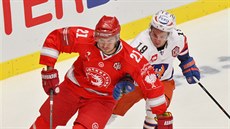 Tinecký Tomá Linhart (vlevo) uniká Jaremu Karjalainenovi z Tappary Tampere.