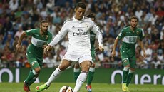 Cristiano Ronaldo z Realu Madrid nap�ahuje ke gólové tref� v zápase s Elche.
