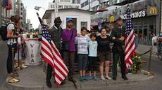 Proslulý Checkpoint Charlie přitahuje každý den tisíce turistů.