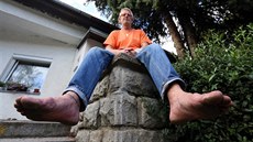 Marek K�í� sedává na sch�dcích p�ed svojí kancelá�i a pozoruje sv�t s radostí,...