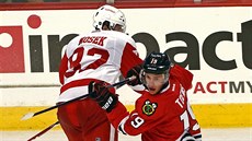 Tomá Nosek (vlevo) z Detroitu a Jonathan Toews z Chicaga v souboji.