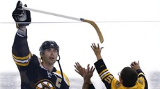 Zdeno Chára dává svou hokejku mladému fanou�kovi Bostonu Bruins.