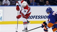 Lubomír Viovský (vpravo) z  NY Islanders se pokouí zblokovat stelu Nathana...