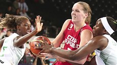 Česká basketbalistka Alena Hanušová proniká brazilskou obranou.