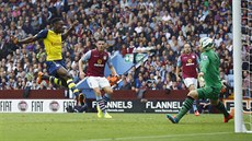 Útočník Arsenalu Danny Welbeck (vlevo) překonává gólmana Aston Villy.