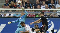 MÁM! eský gólman ve slubách Hamburku Jaroslav Drobný (v modrém) zasahuje ped...