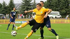 Sokolovský úto�ník Marek �ervenka s mí�em u nohy p�ed Pavlem Tvarohou z...