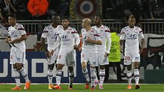 Fotbalisté Lyonu slaví gól.