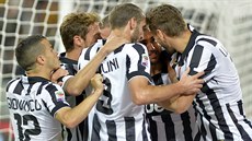 Fotbalisté Juventusu Turín se radují z gólu.