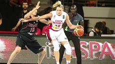 Česká basketbalistka Petra Kulichová vede míč v utkání s Japonskem