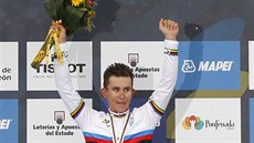 Michal Kwiatkowski slaví triumf na svtovém ampionátu v silniní cyklistice.