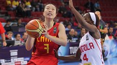 ínská basketbalistka Tching ao v utkání s Angolou
