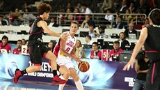 Česká basketbalistka Ilona Burgrová v utkání s Japonskem