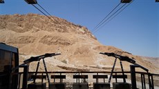 Masada - pohled z lanovky. Po téhle klikaté stezce se bhá Masada Race