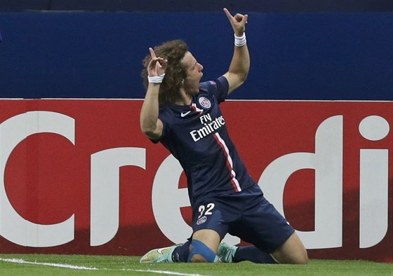EUFORIE. Obránce David Luiz z Paris St. Germain se raduje ze vsteleného gólu.