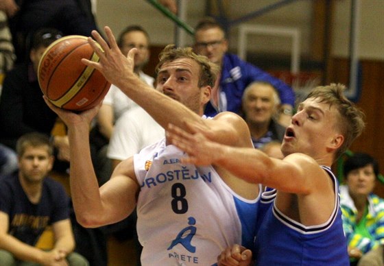 Prostjovský basketbalista Roman Marko (vlevo) v duelu s USK Praha.