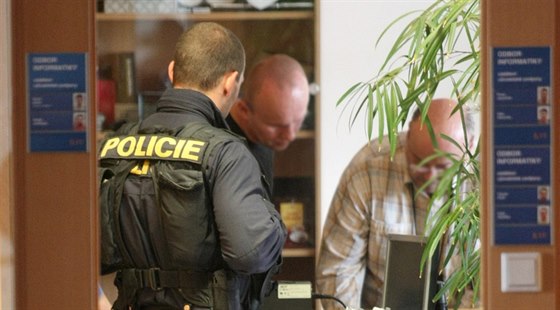 Policie zasahovala na zhruba čtyřiceti místech Česka, mimo jiné i na olomouckém magistrátu (na snímku). Sbírala dokumentaci k zakázkám.