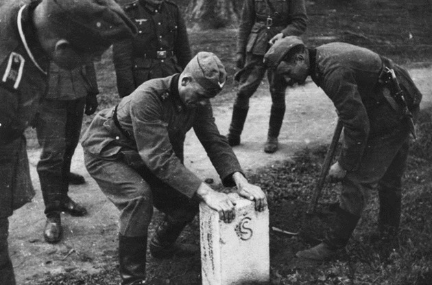 Nmetí vojáci vyvracejí jeden z hraniních kamen u Rozvadova na Tachovsku.