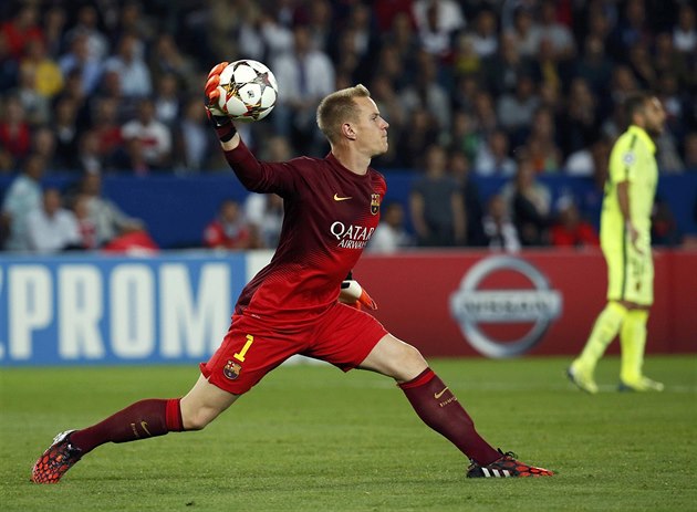 DALEKÝ VÝHOZ. Branká� Marc-Andre ter Stegen rozehrává mí� na své spoluhrá�e.
