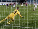 Thomas Müeller z Bayernu Mnichov pekonává z penalty brankáe CSKA Moskva Igora...