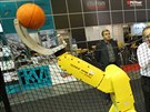Robot basketbalista. Uniktn sportujc stroj uvid nvtvnci v pavilonu P.