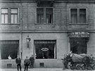 Dm p. 1077 v Hatalské ulici byl postaven v roce 1903 a za první republiky...