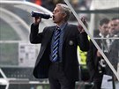 PITNÝ REIM. Trenér José Mourinho z Chelsea se oberstvuje bhem zápasu Ligy...