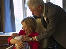 Bill Clinton, jeho manelka Hillary Clintonová a jejich vnuka Charlotte