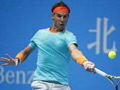 FORHEND. Rafael Nadal na turnaji v Pekingu pi svm nvratu po zrann. 