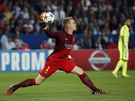 DALEK VHOZ. Brank Marc-Andre ter Stegen rozehrv m na sv spoluhre.