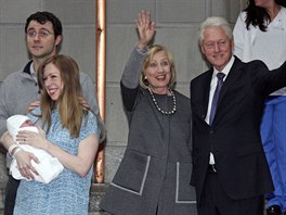 Marc Mezvinsky, Chelsea Clintonová a jejich dcera Charlotte a prarodiče Bill...