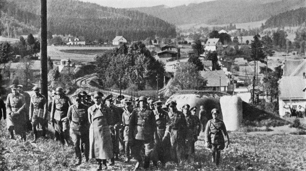 Vůdce nezapomněl navštívit ani severní Moravu, tento známý snímek jej zachytil při prohlídce objektu lehkého opevnění u Nových Heřminov na Bruntálsku.