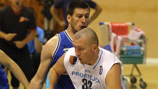 Prostjovsk basketbalista Jan Tomanec v duelu s USK Praha.