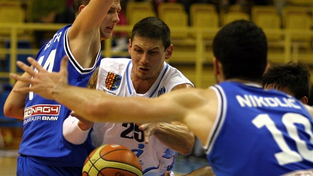 Prostjovsk basketbalista Pavel Slezk se prodr obranou  USK Praha.