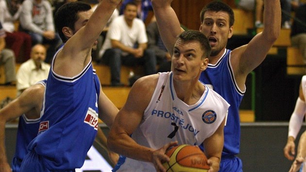 Prostjovsk basketbalista Radek Neas se sna prosadit proti brncm hrm  USK Praha.
